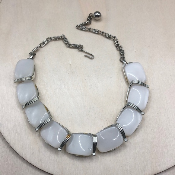 Vintage Lisner elegant statement collar necklace. - Picture 1 of 6